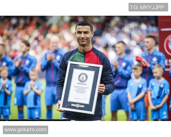 C罗足球卡片落厂物料解析及其背后的生产流程揭秘