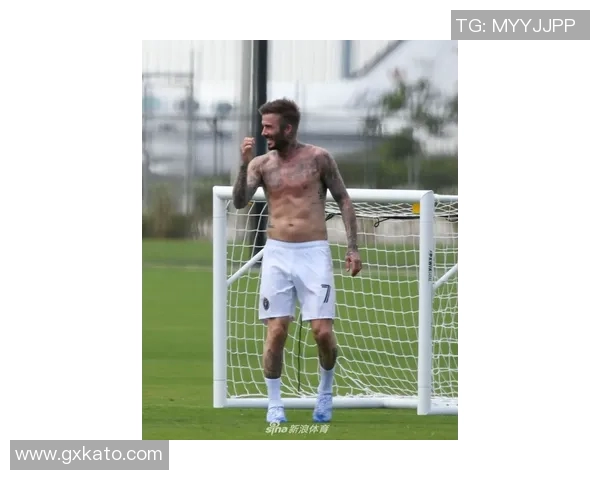 男球星赤身裸踢足球引发热议展现力量与激情碰撞魅力