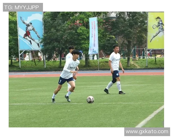 足球双星闪耀赛场解析如何以一敌二挑战对手防线 足球双星闪耀赛场解析如何以一敌二挑战对手防线