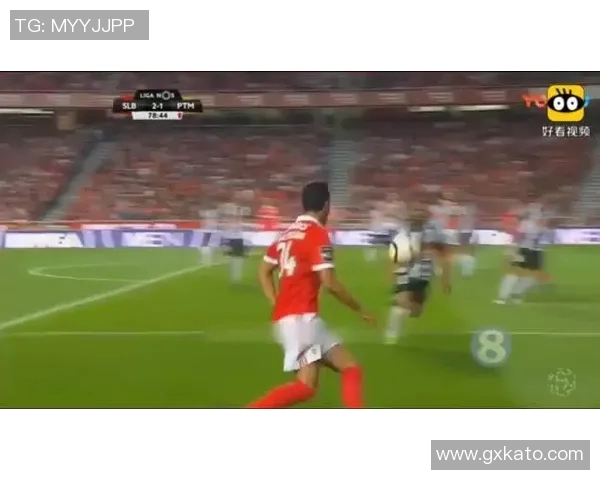 全球足球巨星雕像背后的艺术家揭秘:他们如何雕刻球场传奇人物的光辉瞬间 全球足球巨星雕像背后的艺术家揭秘:他们如何雕刻球场传奇人物的光辉瞬间